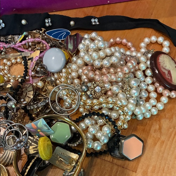 Assorted Women's Vintage Jewelry Collection in Louis Sherry Chocolates box - Picture 3 of 8